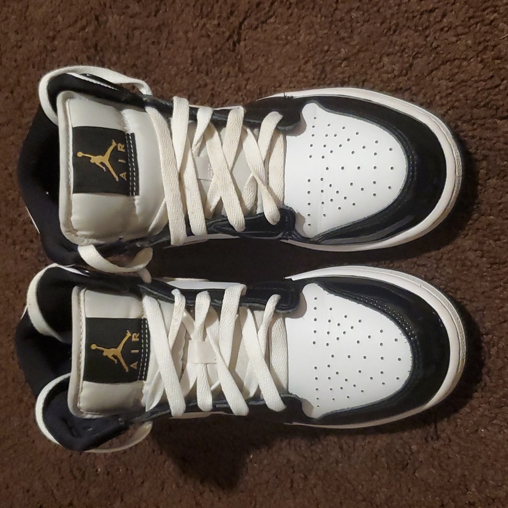 NIKE Air Jordan 1 MID SE (GS) size 5Y black/metallic gold-white